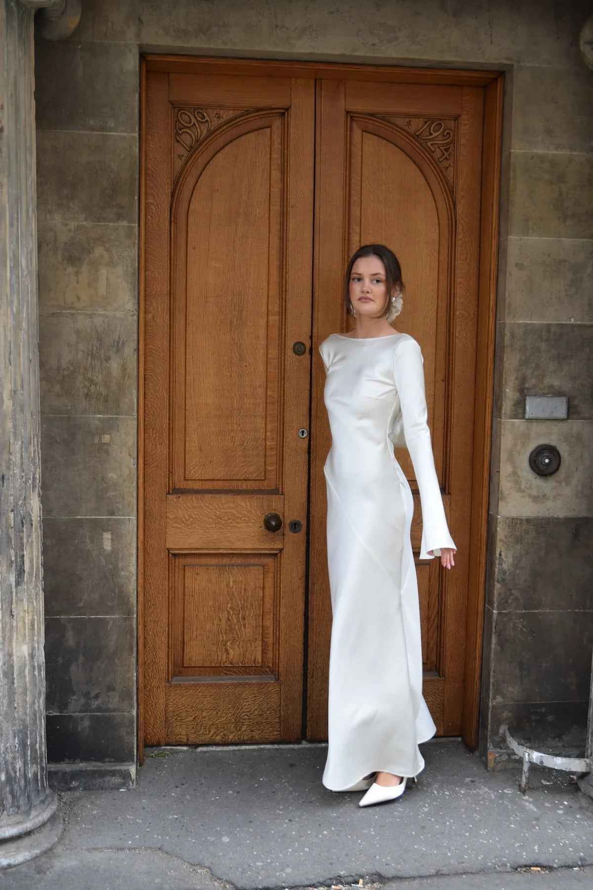 Vestido Longo de Cetim Costa Nua com Manga Longa – Lana