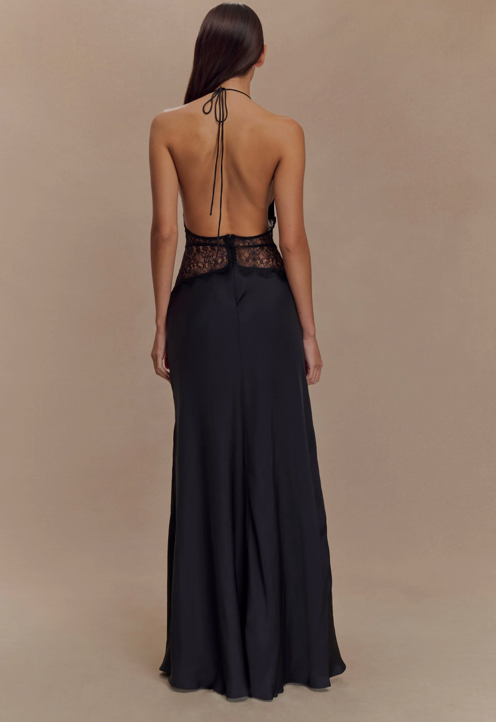 Vestido Longo de Cetim com Recorte em Renda e Frente Única – Geórgia