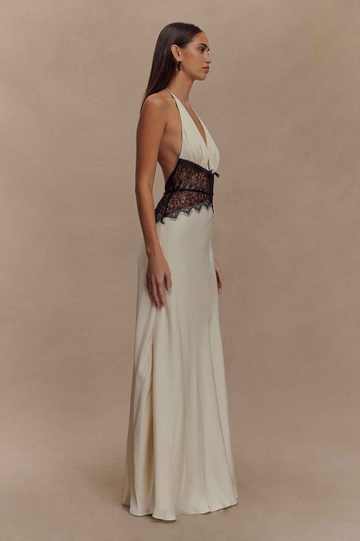 Vestido Longo de Cetim com Recorte em Renda e Frente Única – Geórgia