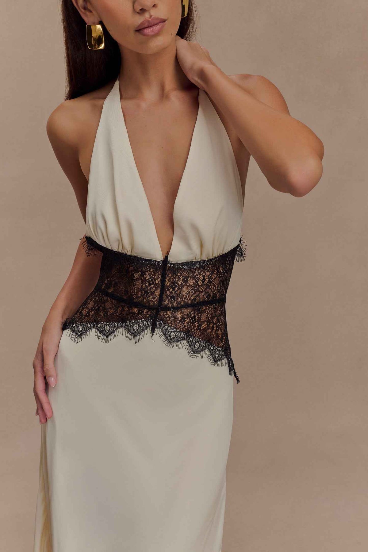 Vestido Longo de Cetim com Recorte em Renda e Frente Única – Geórgia