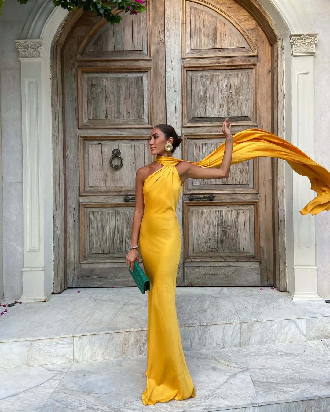 Vestido Longo de Festa em Cetim com Echarpe Fluida – Eliana