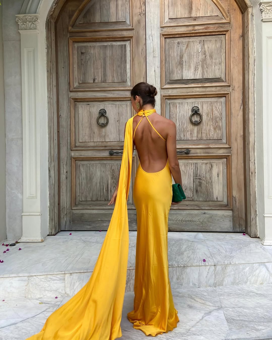 Vestido Longo de Festa em Cetim com Echarpe Fluida – Eliana