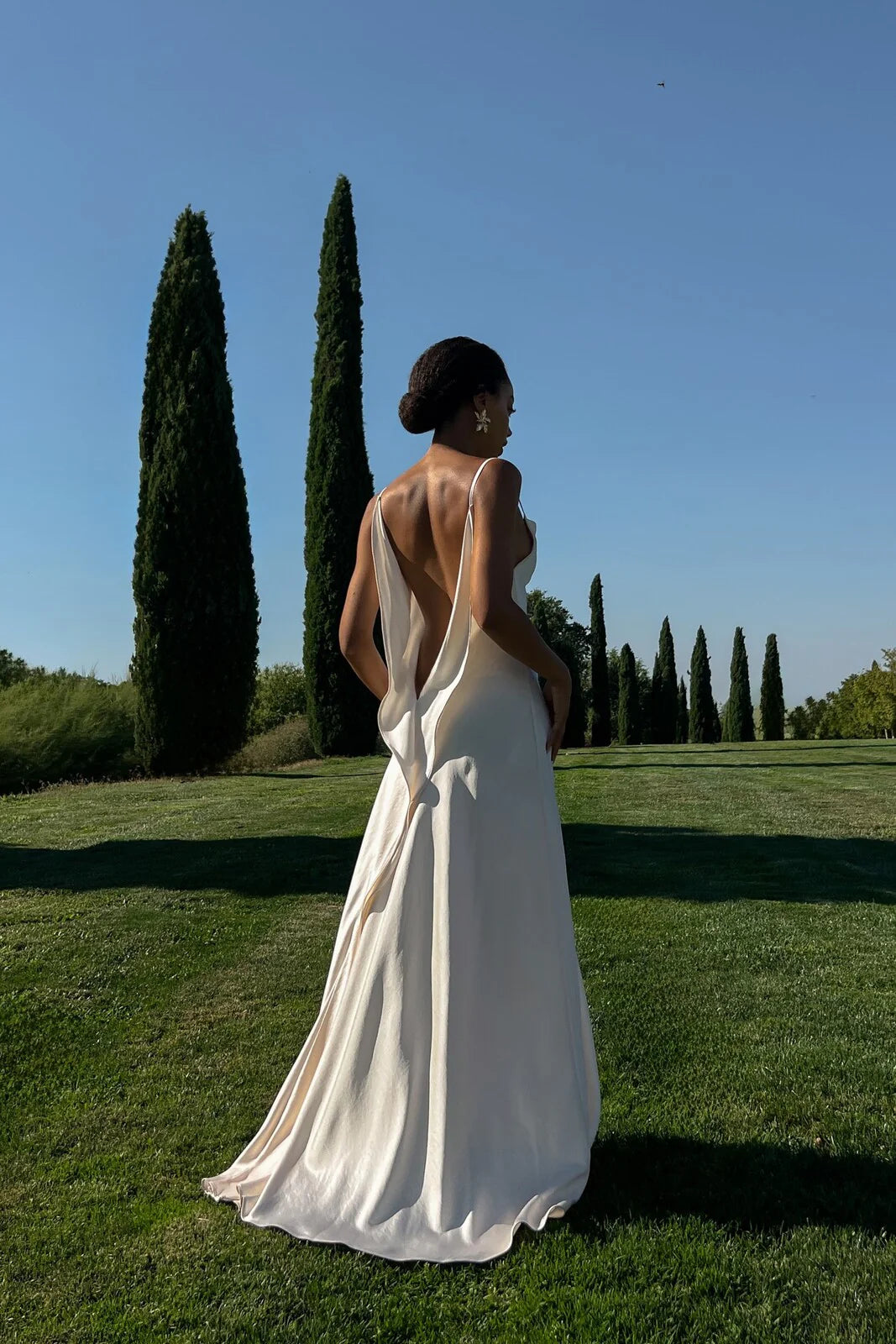 Vestido Longo de Festa em Cetim com Fenda Lateral e Decote Drapeado Feminino – Calilina