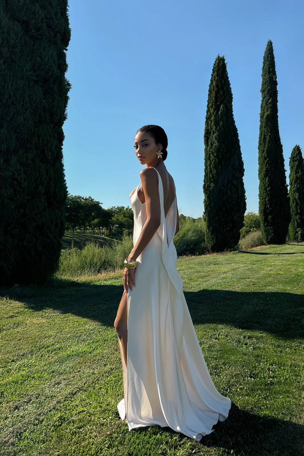 Vestido Longo de Festa em Cetim com Fenda Lateral e Decote Drapeado Feminino – Calilina