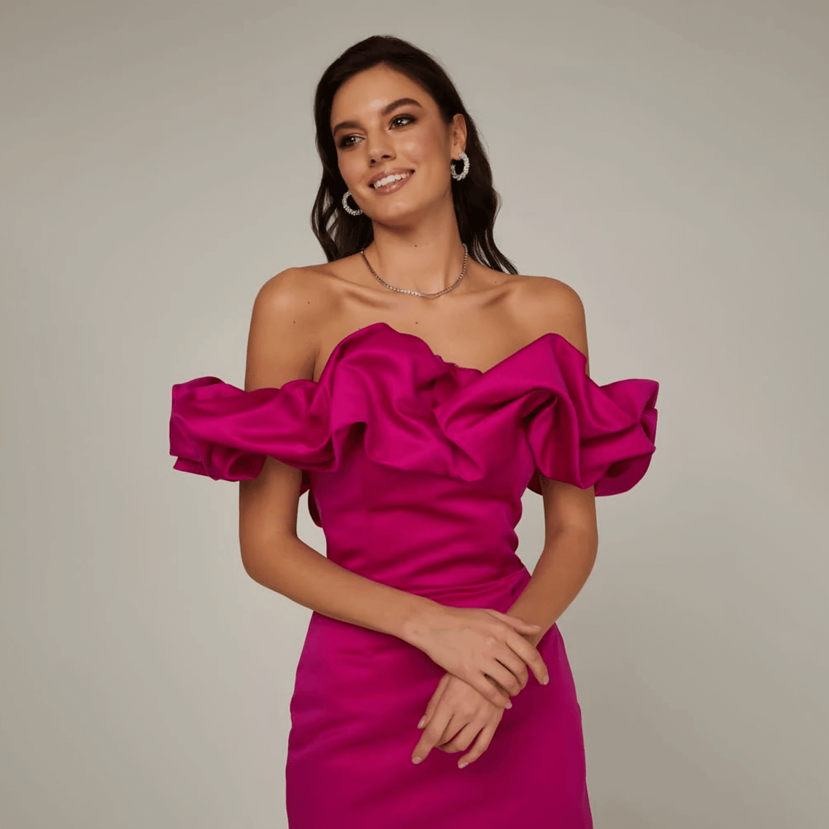 Vestido Curto de Festa Ombro a Ombro com Babados Esculturais em Cetim Estruturado – Zalirina