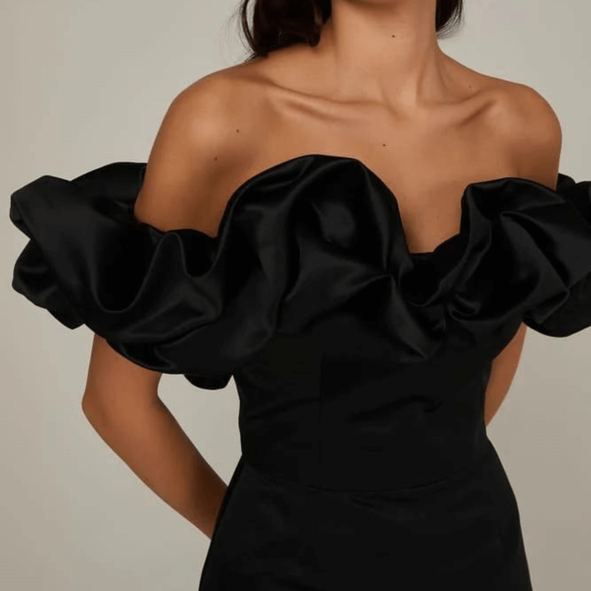 Vestido Curto de Festa Ombro a Ombro com Babados Esculturais em Cetim Estruturado – Zalirina