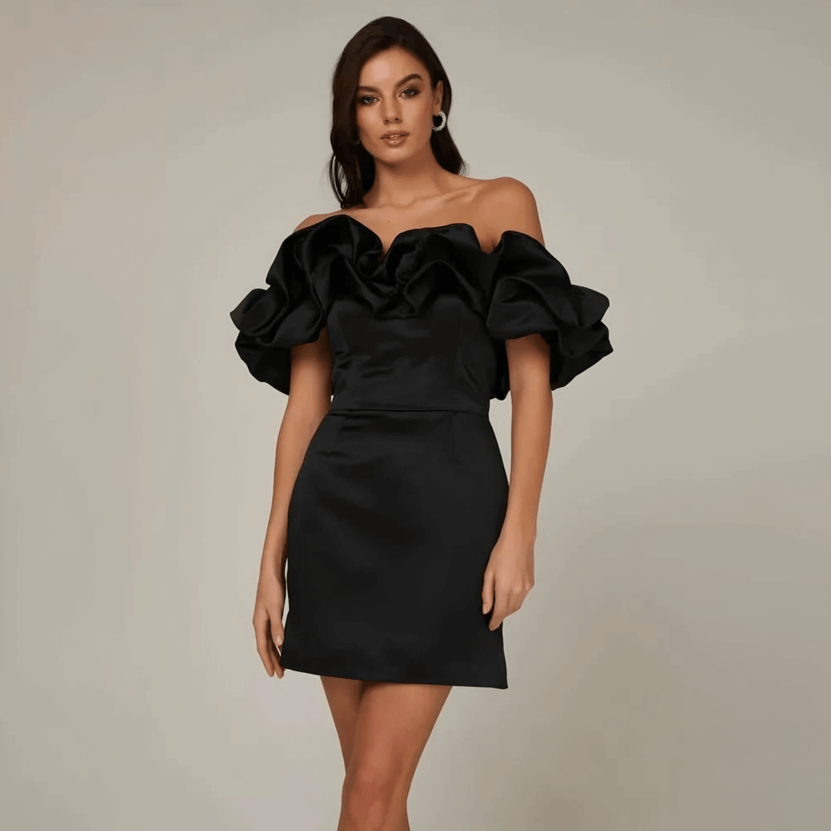 Vestido Curto de Festa Ombro a Ombro com Babados Esculturais em Cetim Estruturado – Zalirina