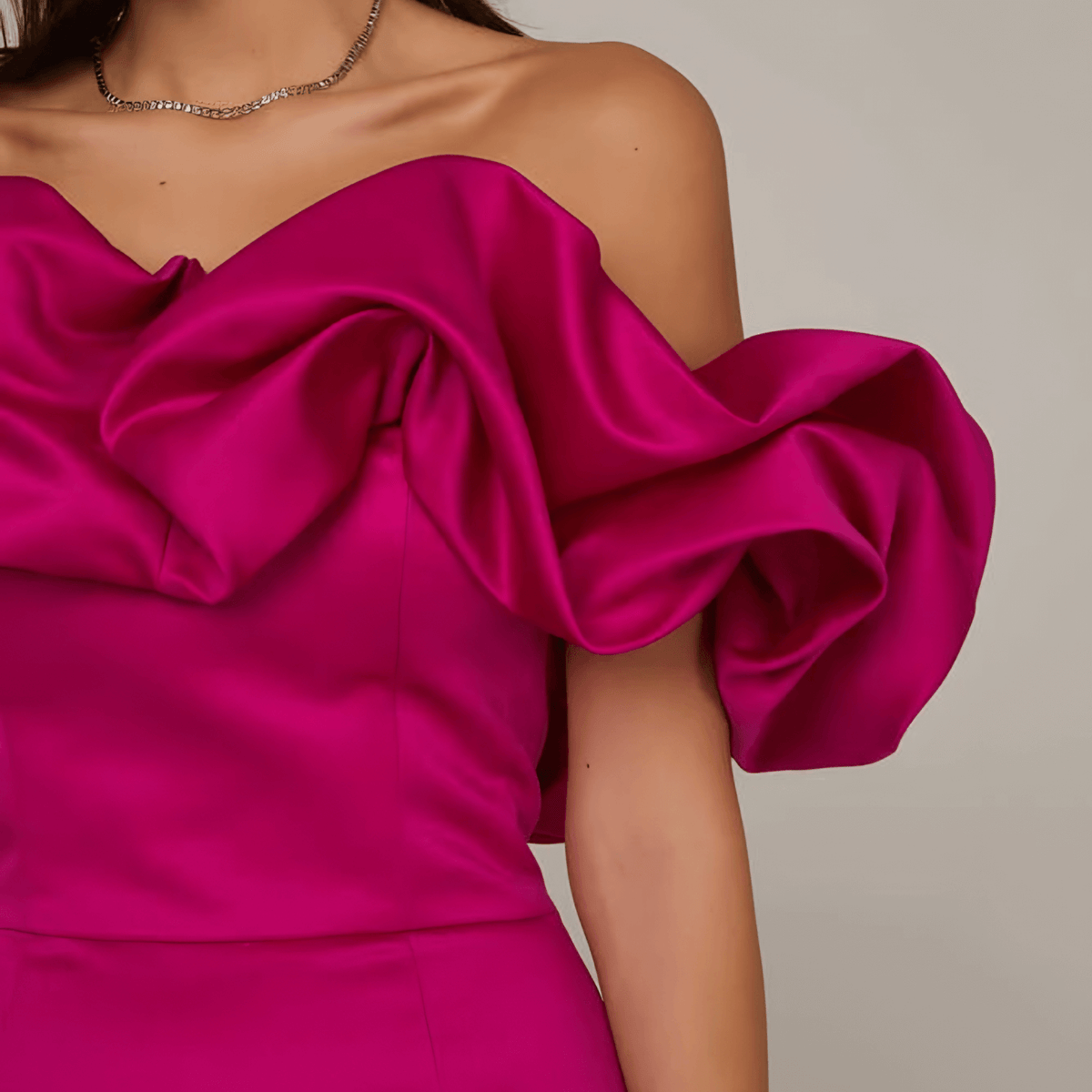 Vestido Curto de Festa Ombro a Ombro com Babados Esculturais em Cetim Estruturado – Zalirina