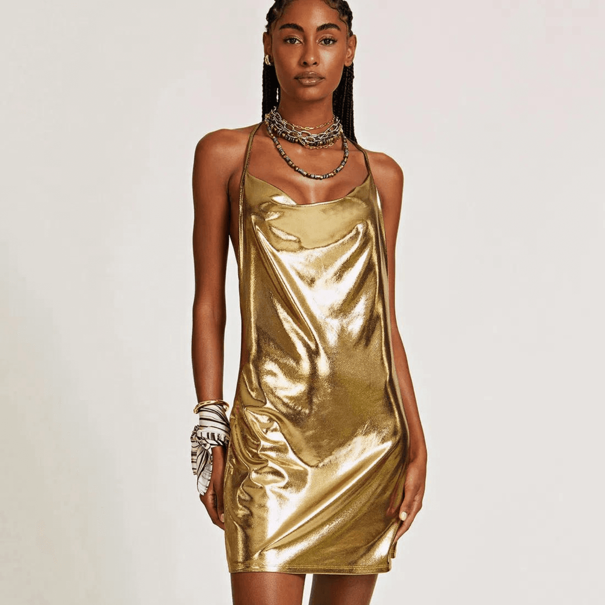 Minivestido Prata Metalizado com Gola Boba – Lis