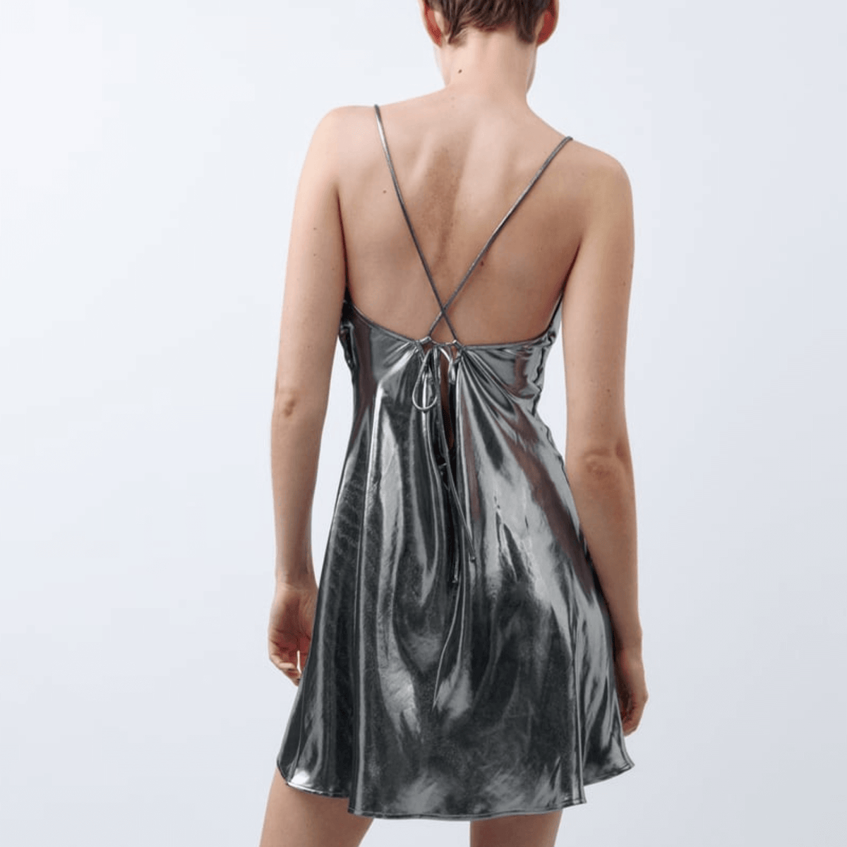 Minivestido Prata Metalizado com Gola Boba – Lis