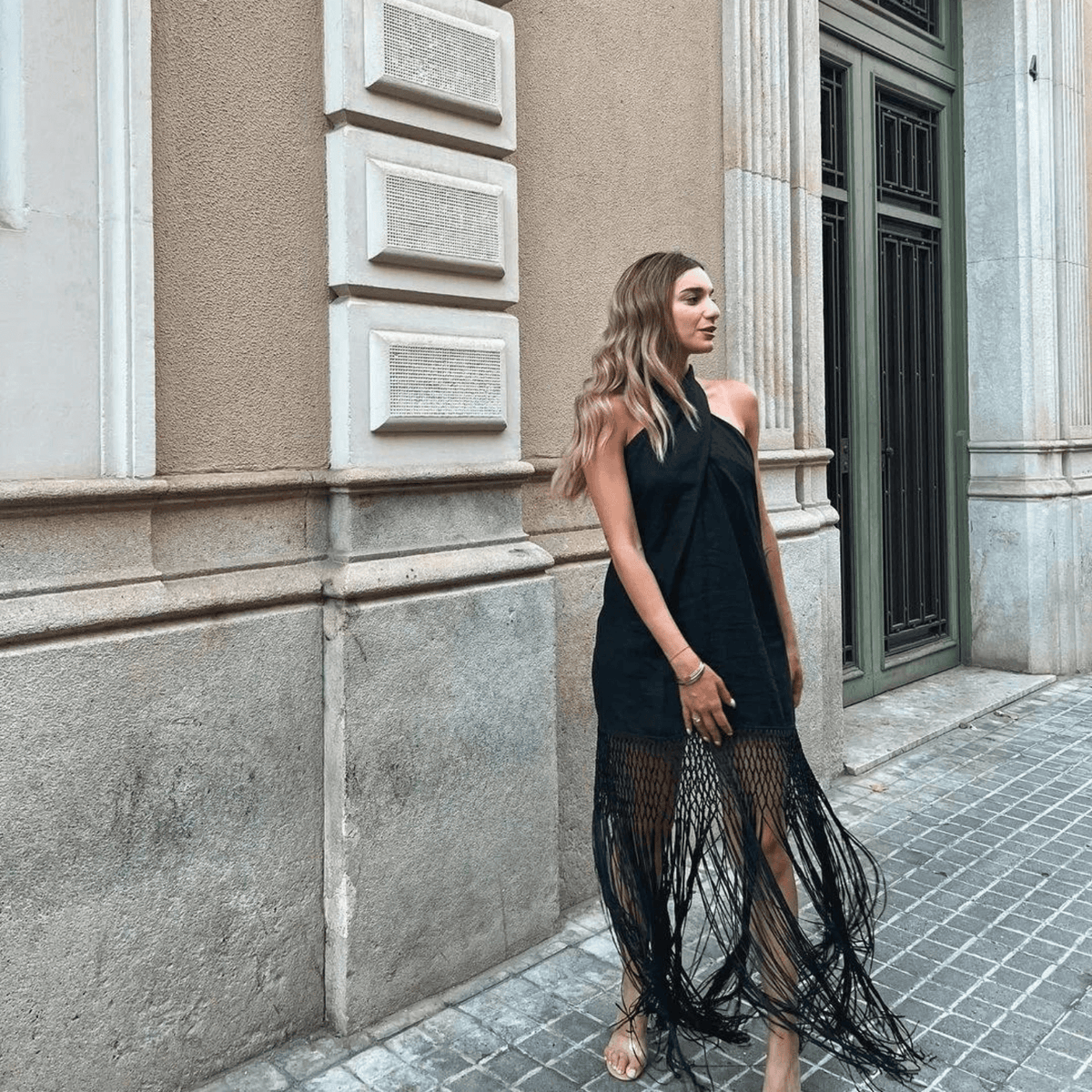 Vestido Midi Preto com Gola Halter e Franjas Longas Vazadas – Renata