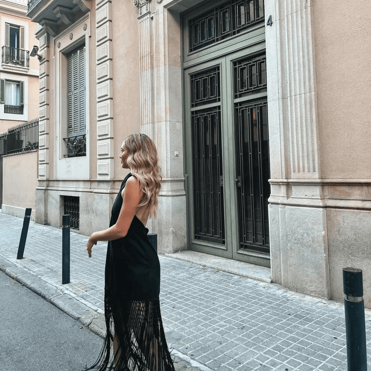 Vestido Midi Preto com Gola Halter e Franjas Longas Vazadas – Renata