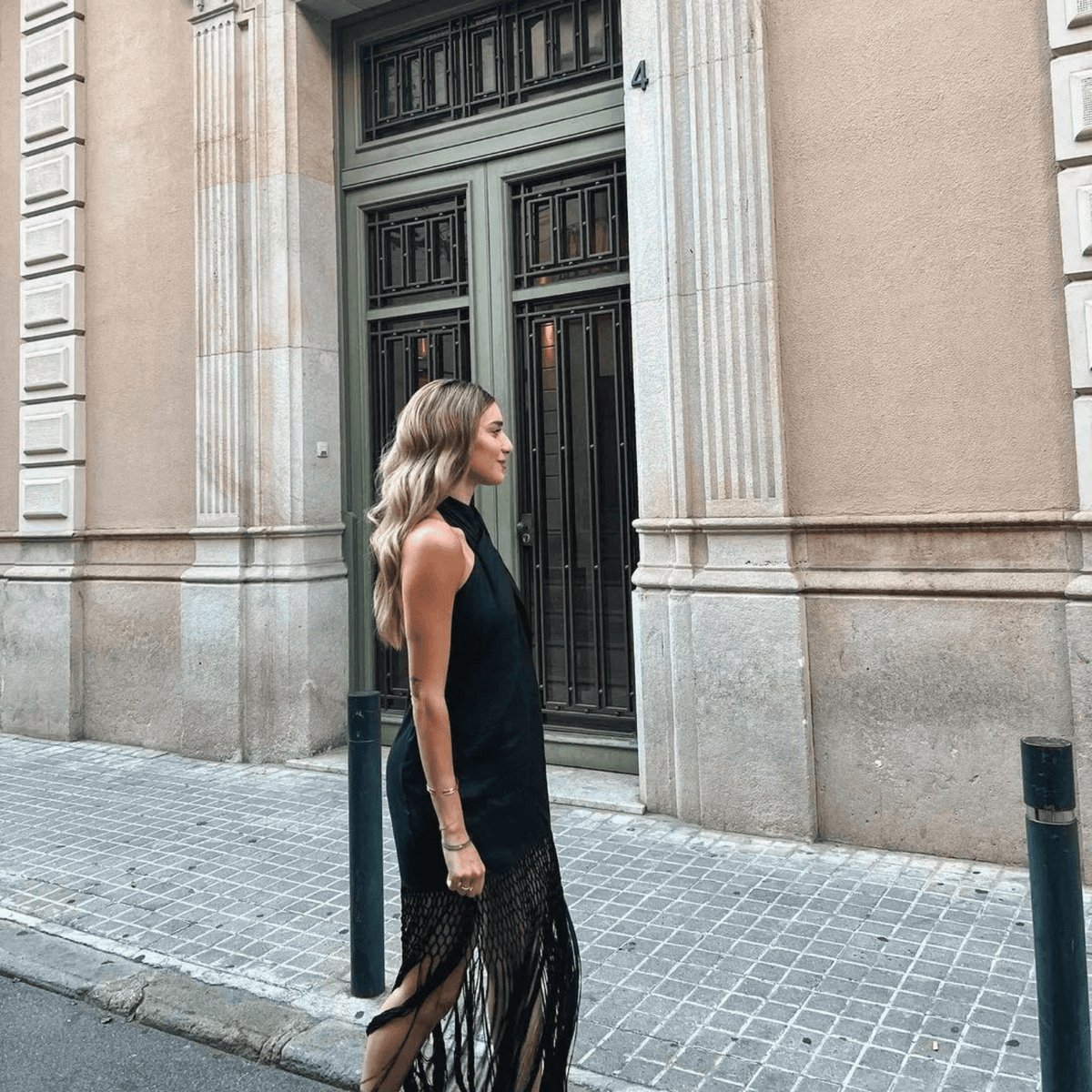 Vestido Midi Preto com Gola Halter e Franjas Longas Vazadas – Renata