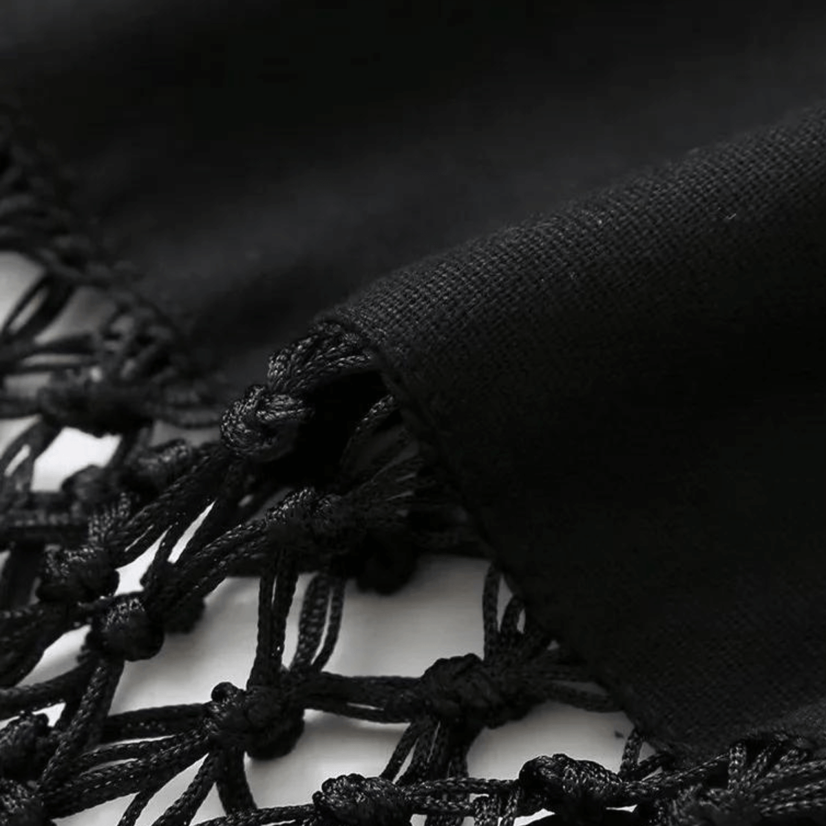 Vestido Midi Preto com Gola Halter e Franjas Longas Vazadas – Renata