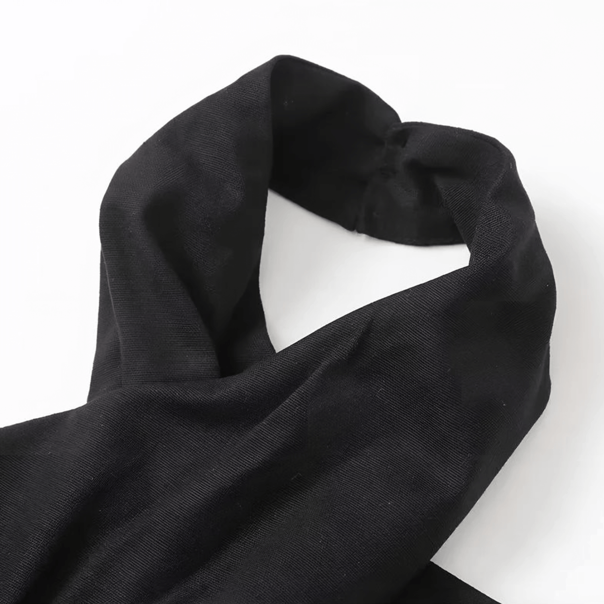 Vestido Midi Preto com Gola Halter e Franjas Longas Vazadas – Renata