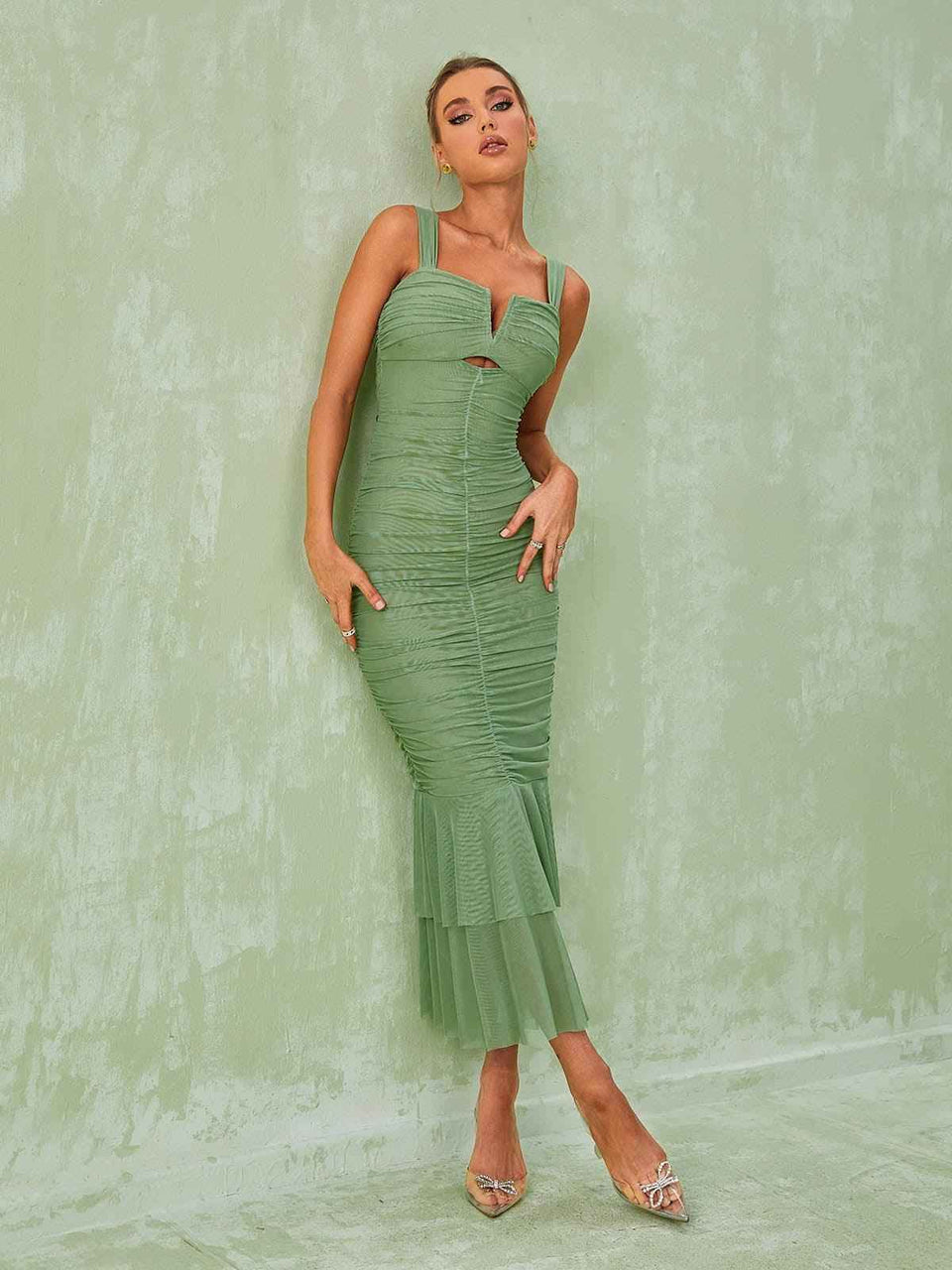 Vestido Midi Verde com Drapeado e Decote Estruturado – Viranira