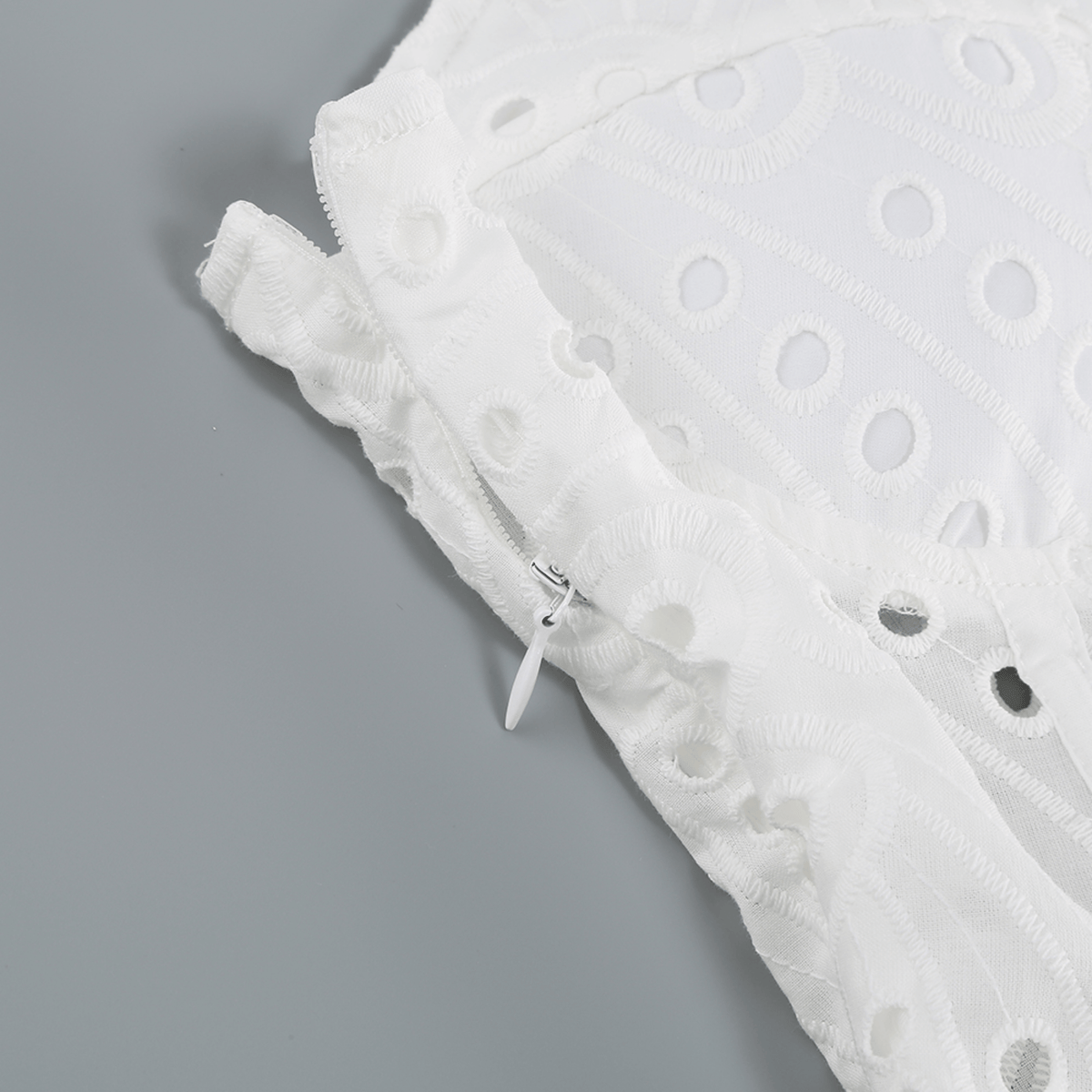 Vestido Curto Branco de Laise com Recortes – Amarisa