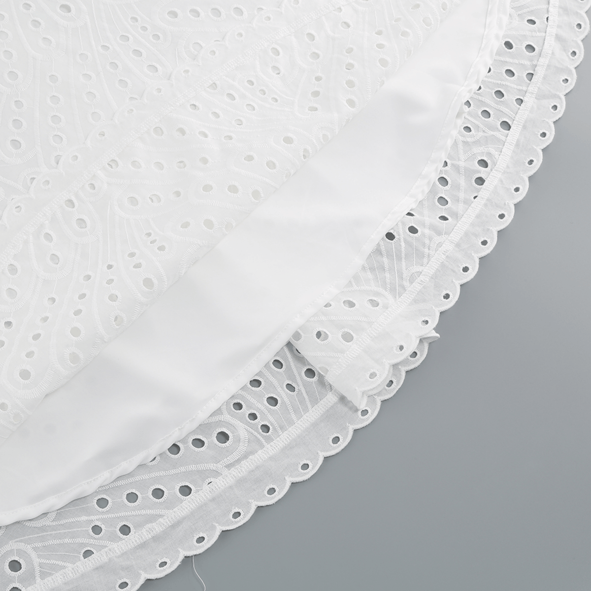 Vestido Curto Branco de Laise com Recortes – Amarisa