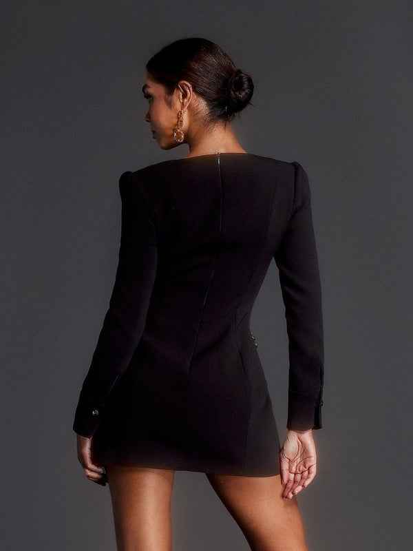 Vestido Curto de Festa Preto com Bordados Dourados e Decote V Profundo – Velanara