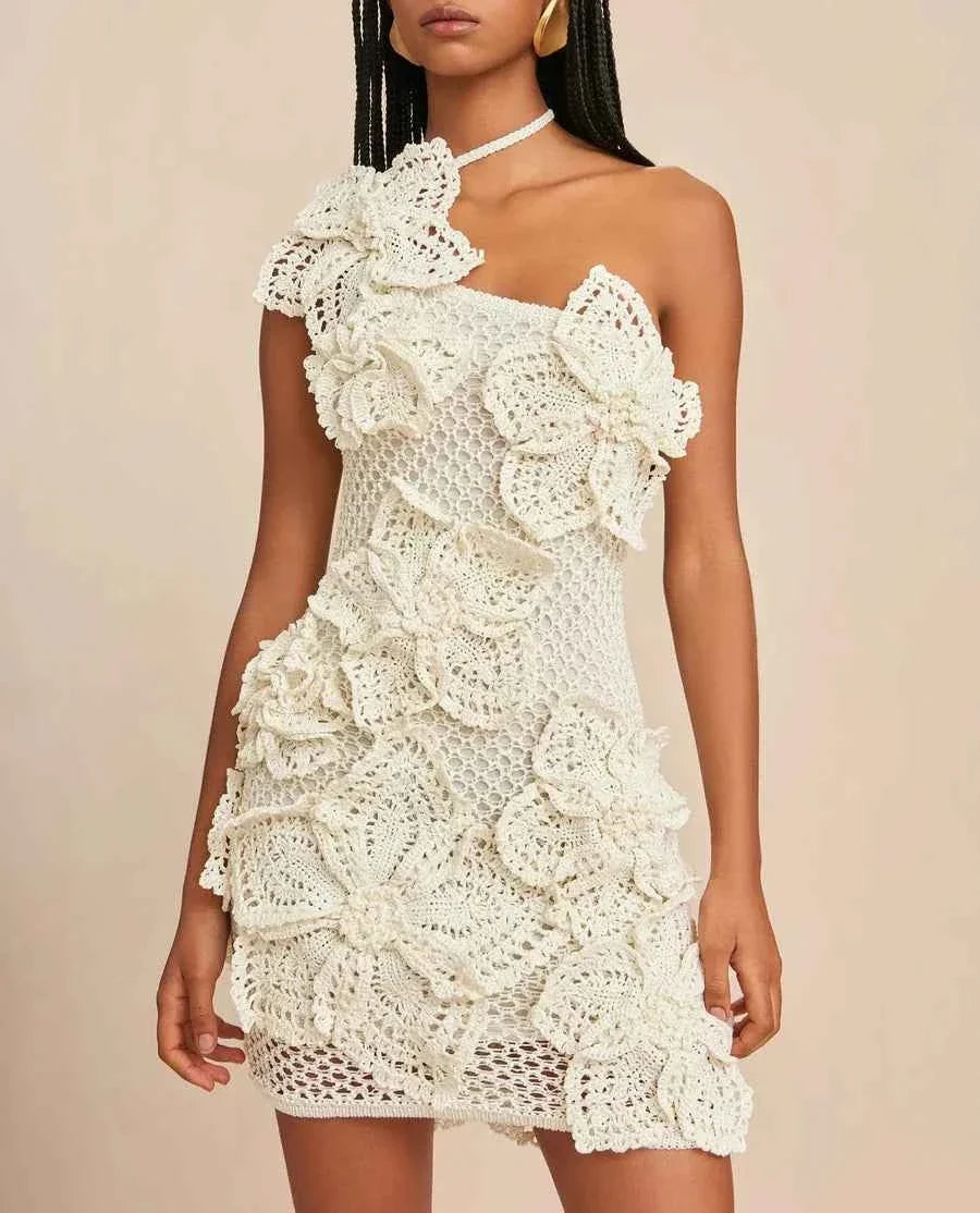 Vestido Curto de Crochê Artesanal com Aplicações Florais 3D em Um Ombro Só – Belanora