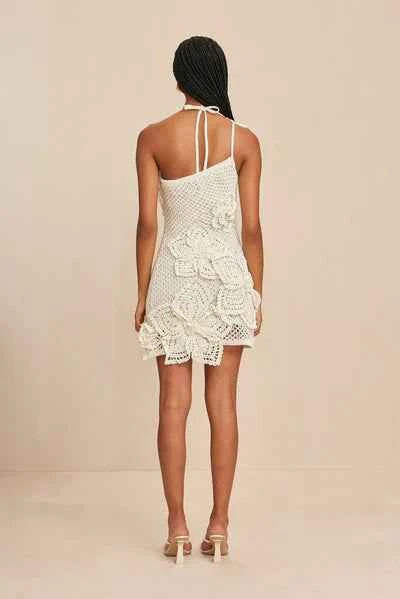 Vestido Curto de Crochê Artesanal com Aplicações Florais 3D em Um Ombro Só – Belanora