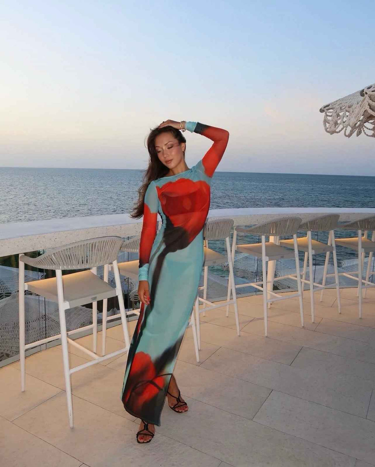 Vestido Longo de Tule Estampado com Gola Canoa e Manga Longa – Milalina