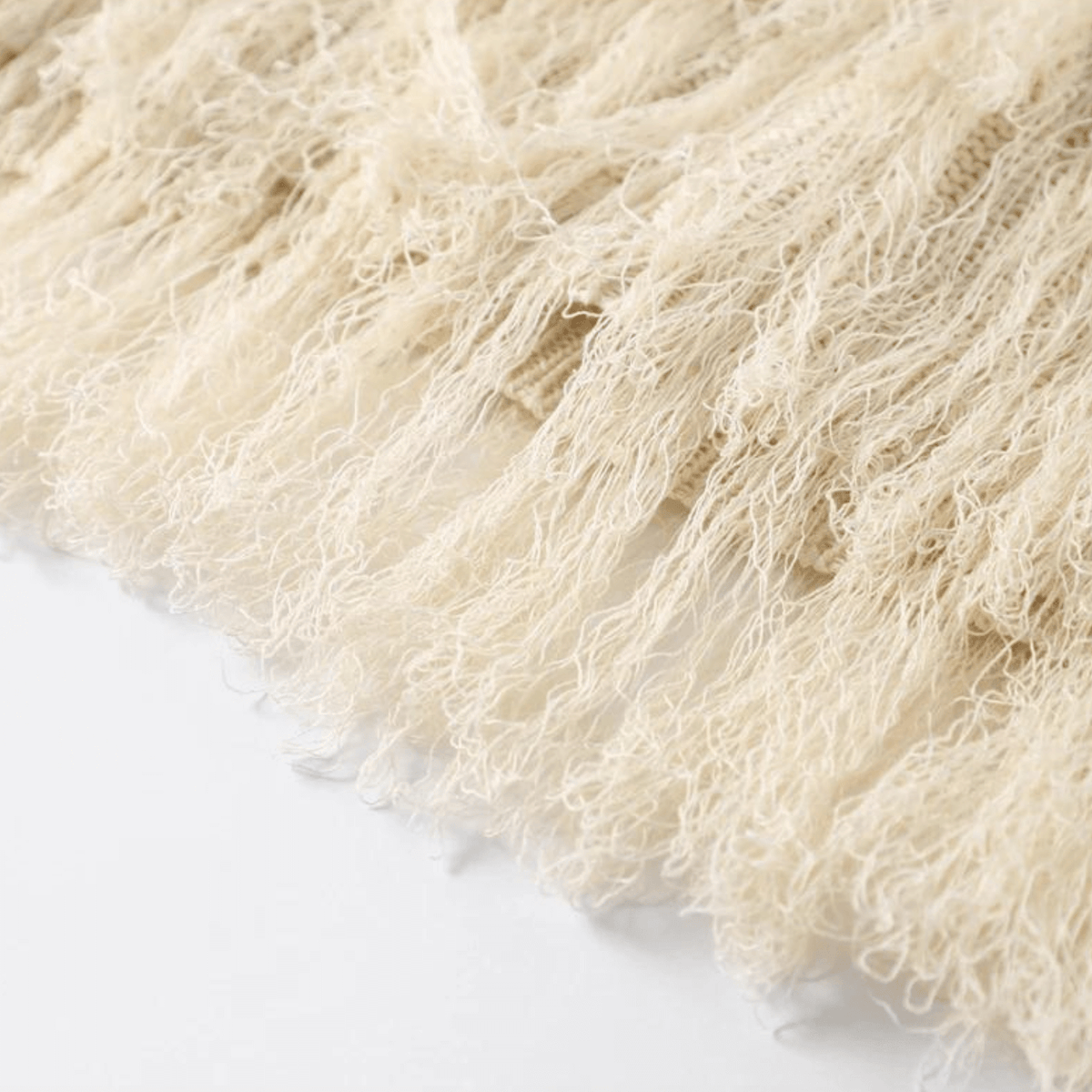 Vestido Curto de Crochê Artesanal com Franjas e Gola Alta – Ralinora