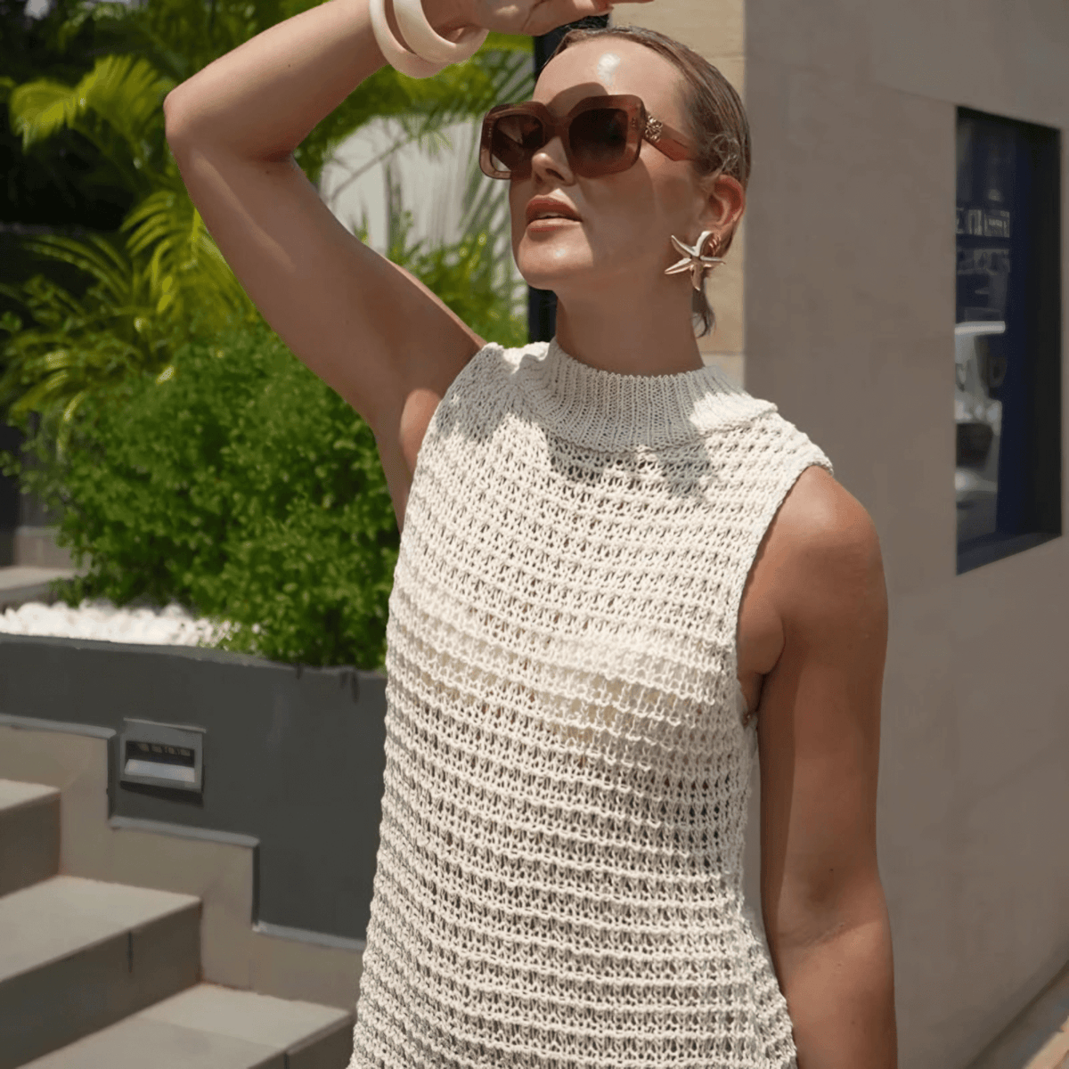 Vestido Curto de Crochê Artesanal com Franjas e Gola Alta – Ralinora