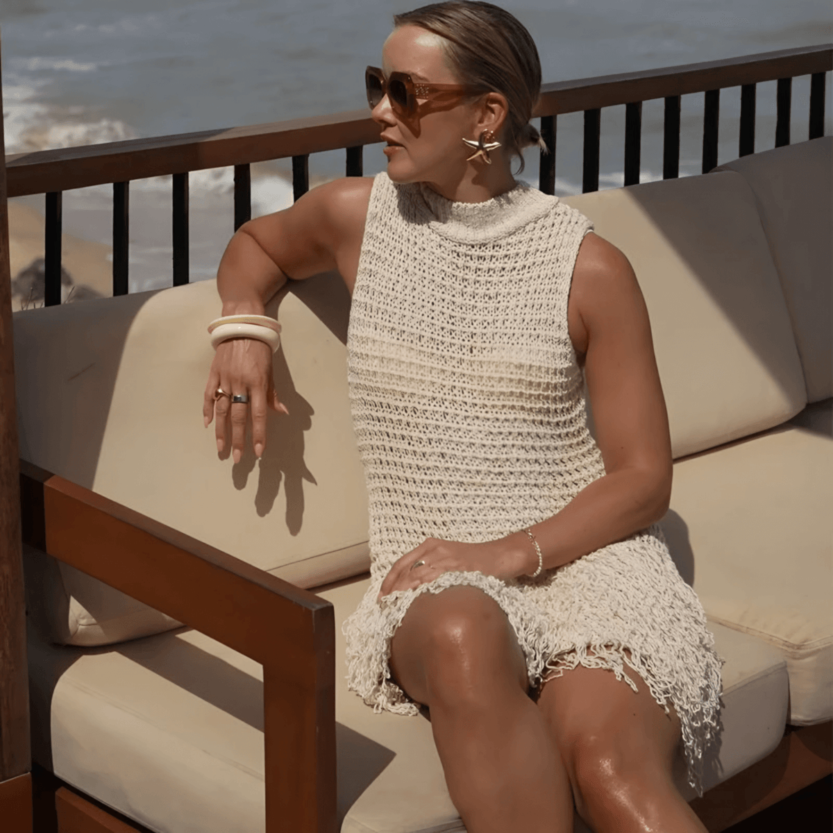 Vestido Curto de Crochê Artesanal com Franjas e Gola Alta – Ralinora