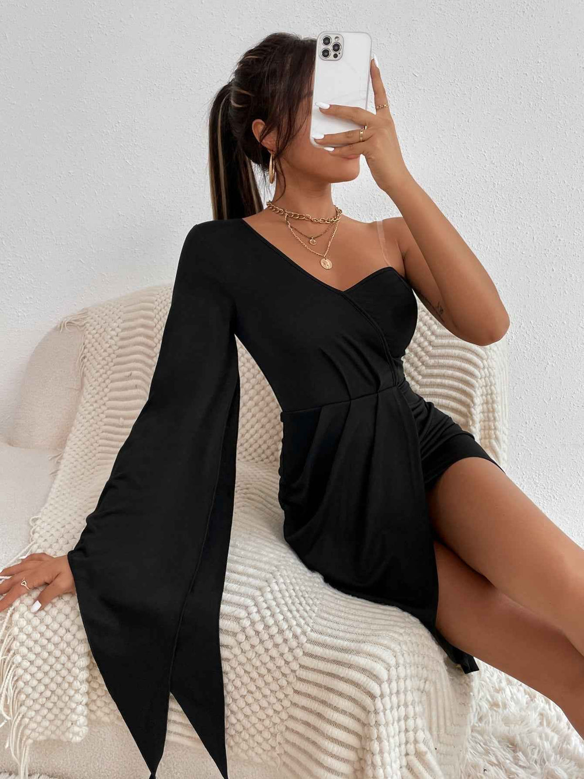 Vestido Curto Assimétrico com Manga Única e Fenda – Vianara