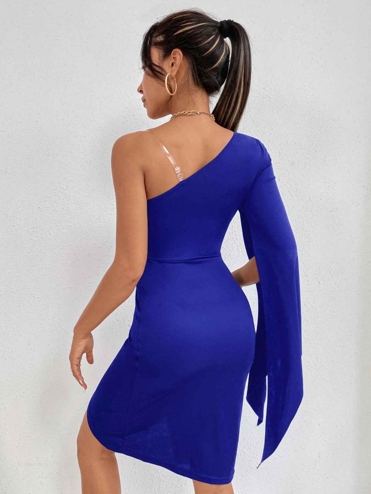 Vestido Curto Assimétrico com Manga Única e Fenda – Vianara