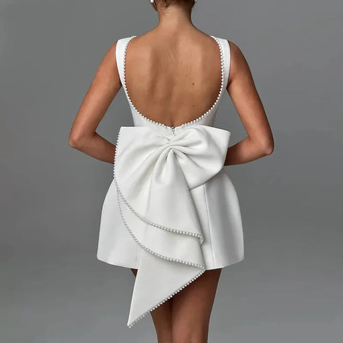 Vestido de Festa Curto Estruturado com Maxi Laço nas Costas e Detalhe de Pérolas – Aster