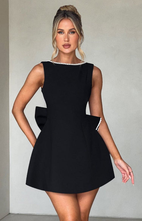 Vestido de Festa Curto Estruturado com Maxi Laço nas Costas e Detalhe de Pérolas – Aster