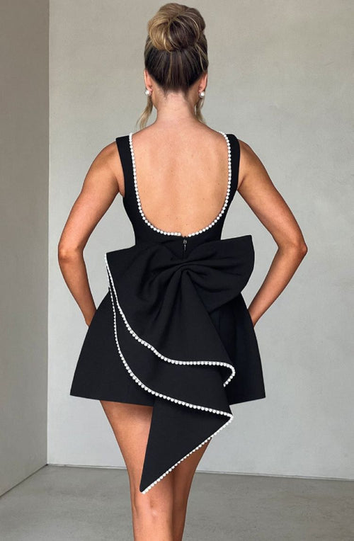 Vestido de Festa Curto Estruturado com Maxi Laço nas Costas e Detalhe de Pérolas – Aster