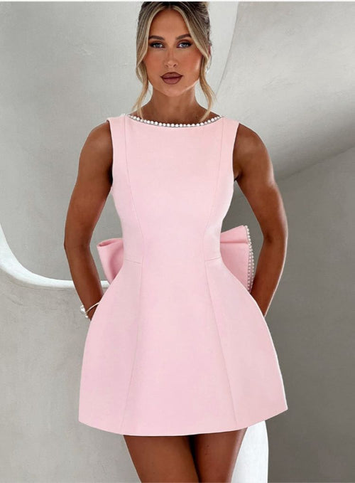 Vestido de Festa Curto Estruturado com Maxi Laço nas Costas e Detalhe de Pérolas – Aster