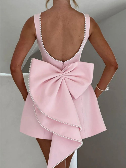 Vestido de Festa Curto Estruturado com Maxi Laço nas Costas e Detalhe de Pérolas – Aster