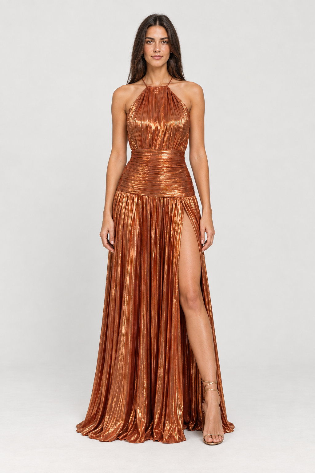 Vestido de Festa Longo Plissado Metalizado com Fenda e Decote Frente Única – Arilina