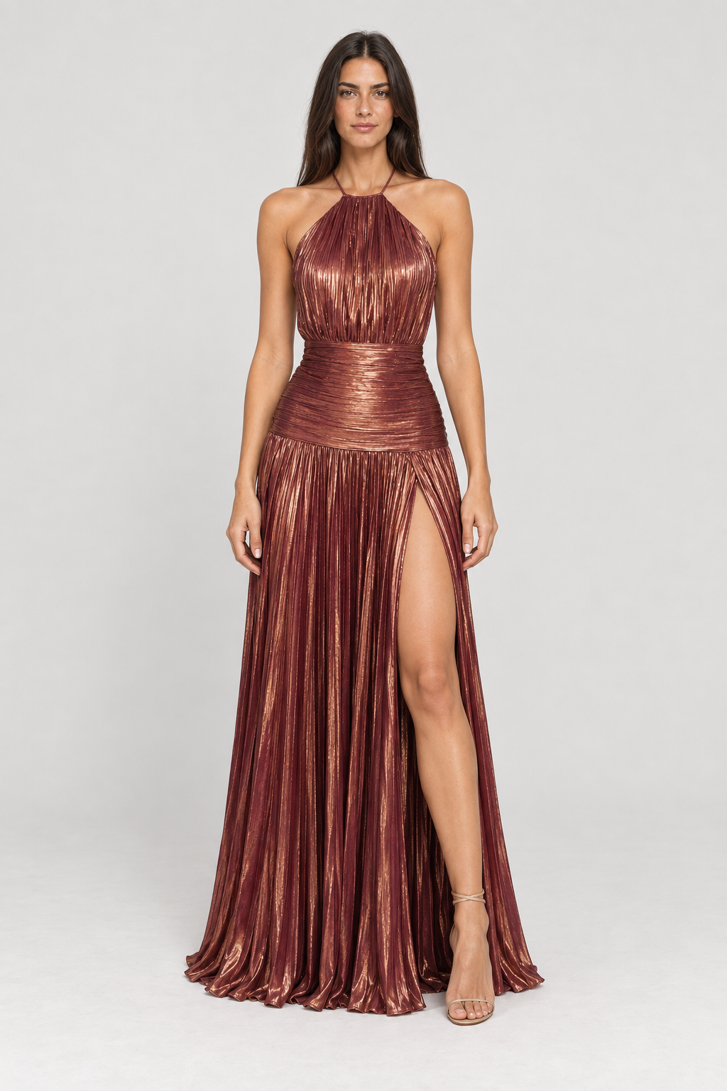 Vestido de Festa Longo Plissado Metalizado com Fenda e Decote Frente Única – Arilina