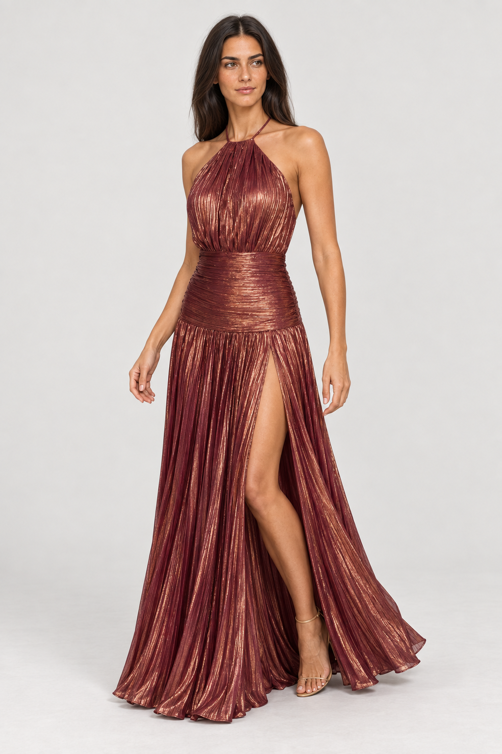 Vestido de Festa Longo Plissado Metalizado com Fenda e Decote Frente Única – Arilina