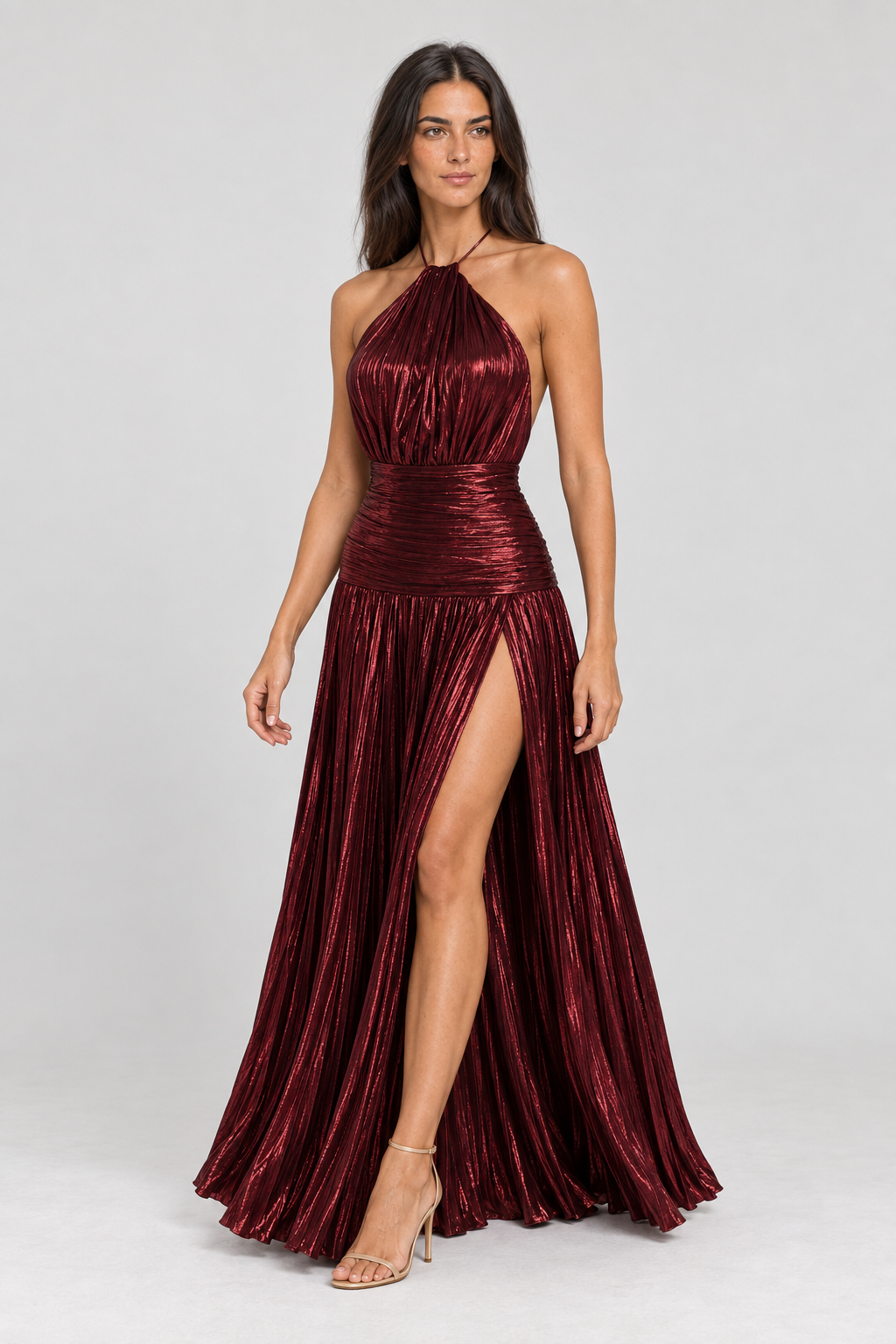 Vestido de Festa Longo Plissado Metalizado com Fenda e Decote Frente Única – Arilina