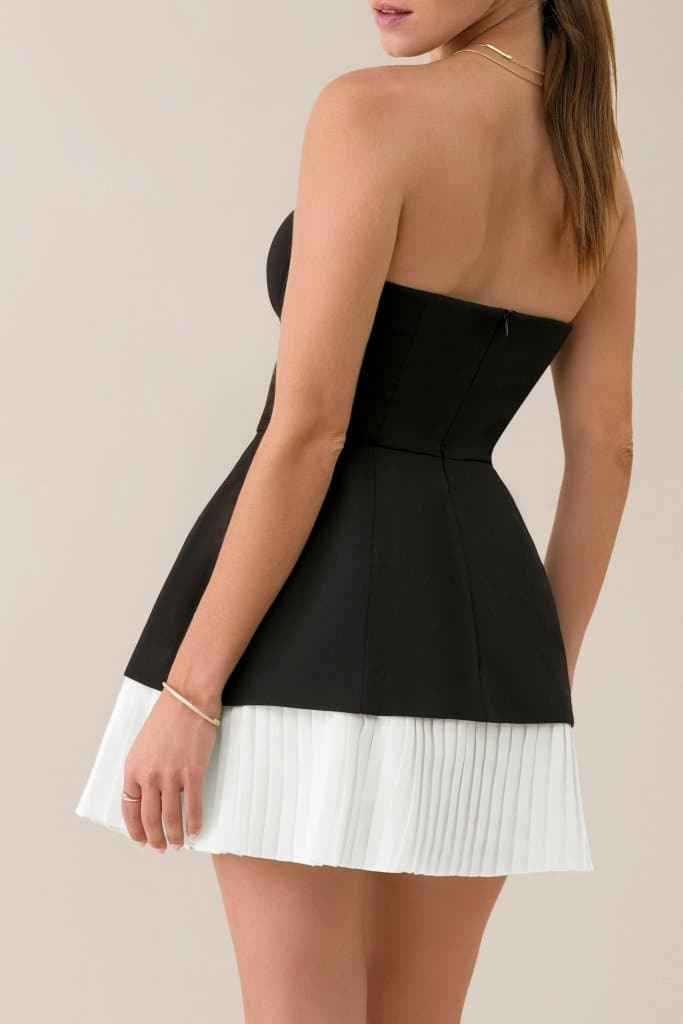 Vestido Curto Bicolor Tomara que Caia com Corpete Estruturado e Saia Plissada – Tianora