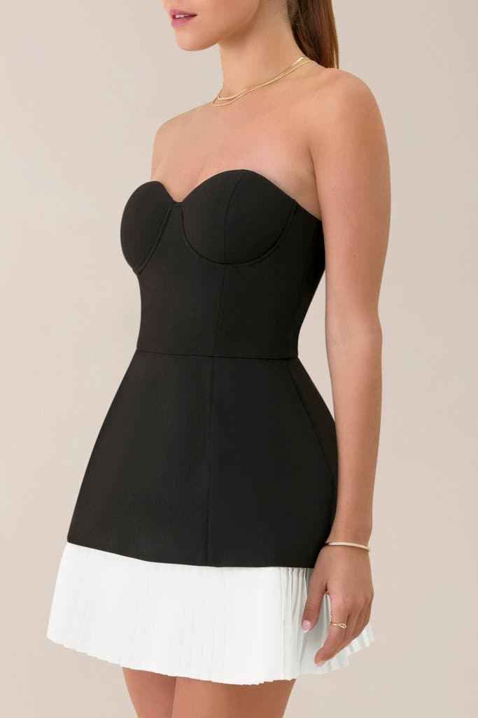 Vestido Curto Bicolor Tomara que Caia com Corpete Estruturado e Saia Plissada – Tianora