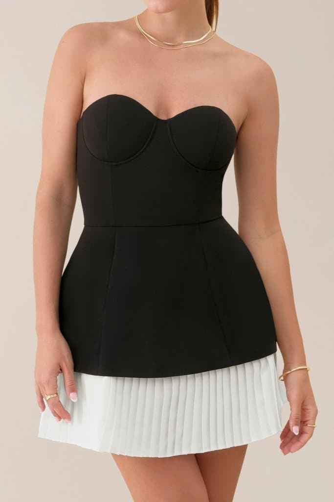 Vestido Curto Bicolor Tomara que Caia com Corpete Estruturado e Saia Plissada – Tianora