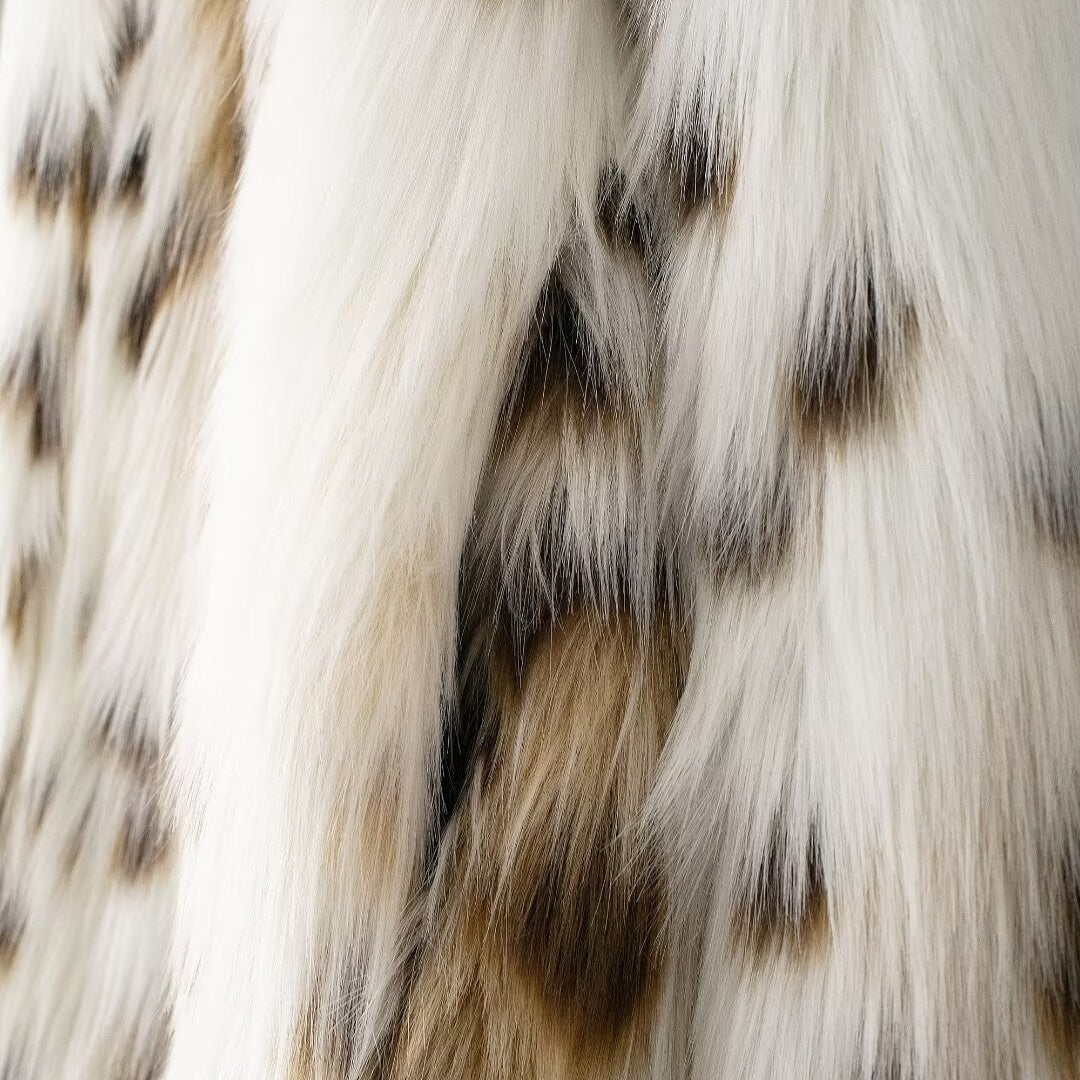 Casaco Feminino Curto de Pelo Sintético Animal Print Gola Alta – Maya