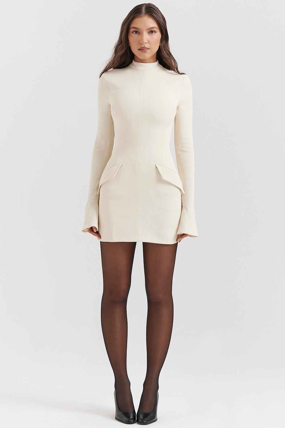Vestido Curto Off-White de Festa com Gola Alta e Manga Longa Estruturada. – Liora