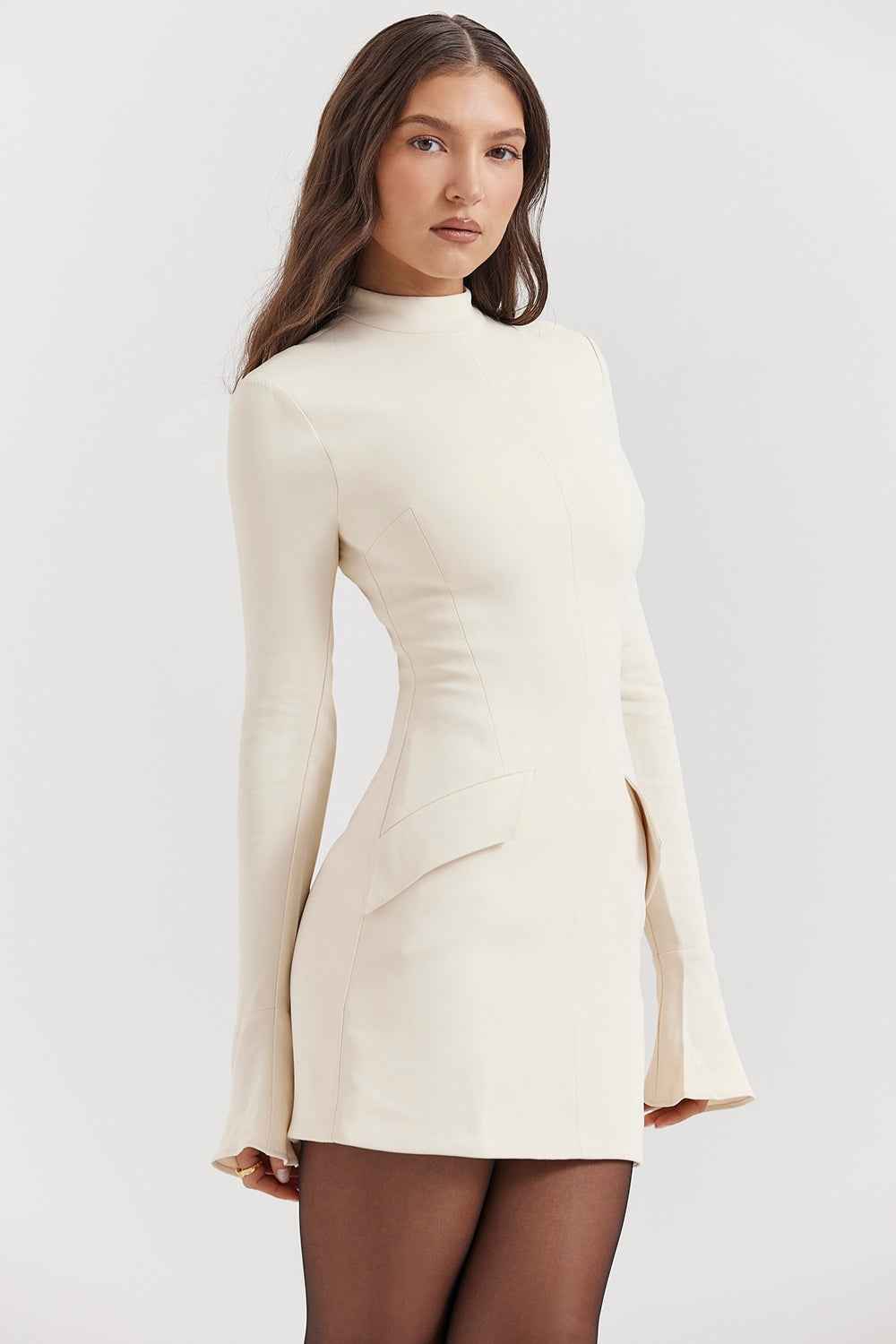 Vestido Curto Off-White de Festa com Gola Alta e Manga Longa Estruturada. – Liora