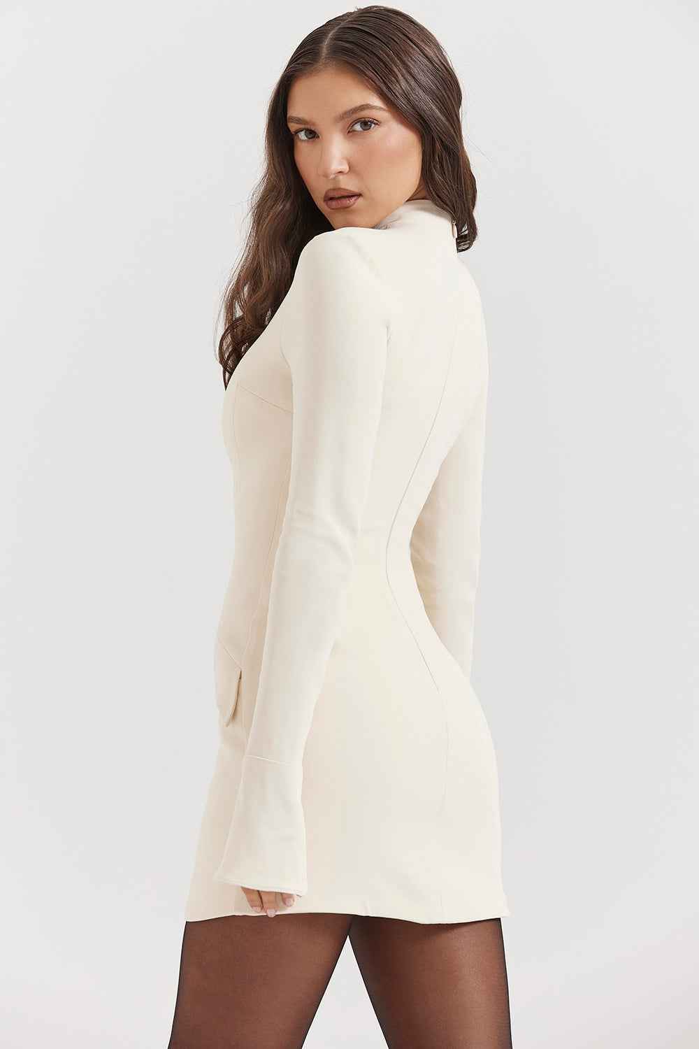Vestido Curto Off-White de Festa com Gola Alta e Manga Longa Estruturada. – Liora