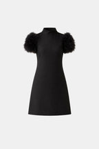 Vestido Feminino Curto de Festa Reto com Plumas nas Mangas – Lívia