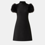 Vestido Feminino Curto de Festa Reto com Plumas nas Mangas – Lívia