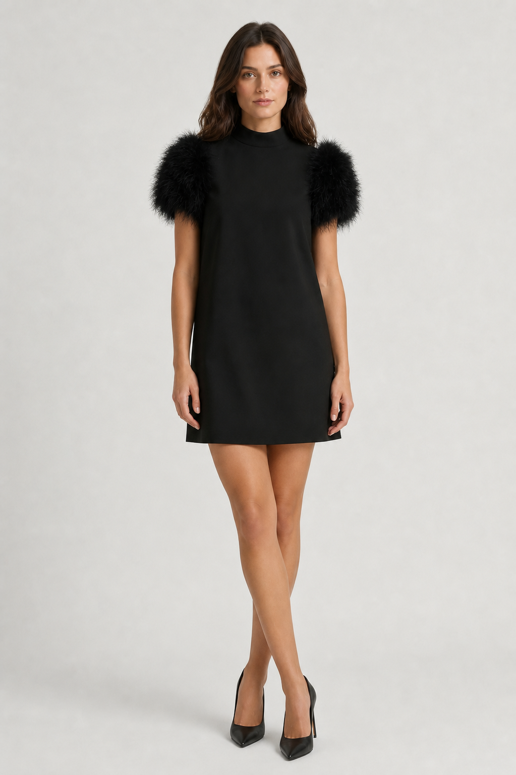 Vestido Feminino Curto de Festa Reto com Plumas nas Mangas – Lívia